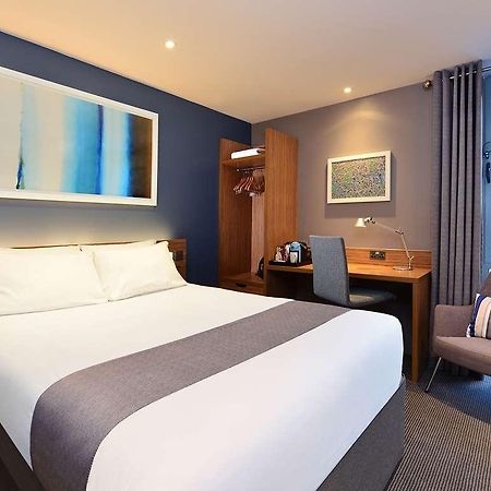 Travelodge London Central Bank Room photo